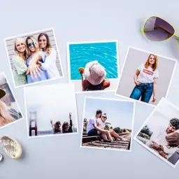 Zdjęcia matowe czy błyszczące? Na stole leżą fotografie z wakacji: przyjaciółki, para, kobieta przy basenie i przyjaciele z widokiem na most.