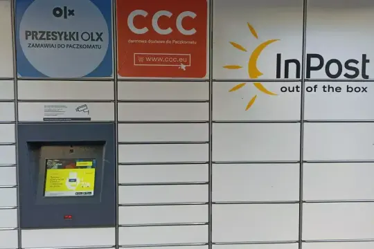 Paczkomat InPost z ekranem dotykowym. Obok logo OLX i CCC. Dowiedz się, jak wydrukować etykietę InPost.